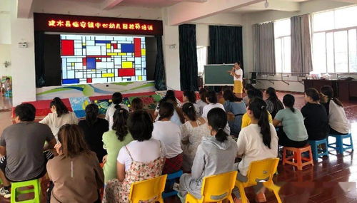 臨幼快訊 藝起教研，藝起收獲——臨安鎮(zhèn)中心幼兒園開展藝術(shù)領(lǐng)域園本培訓活動