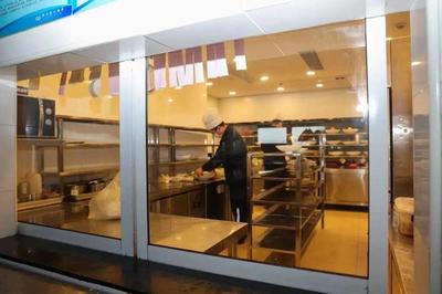 明廚亮灶，安心之選 金山27家餐飲企業(yè)在線展示餐食制作過程獲評(píng)