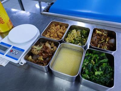 硬核配餐 一小時(shí)下線兩千斤米飯，鄭州企業(yè)以“媽媽的味道”打造餐飲管理新標(biāo)桿